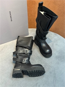 {{productViewItem.photos[photoViewList.activeNavIndex].Alt || productViewItem.photos[photoViewList.activeNavIndex].Description || 'Сапоги BALENCIAGA'}}