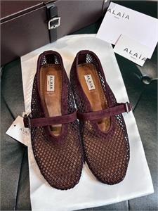 {{productViewItem.photos[photoViewList.activeNavIndex].Alt || productViewItem.photos[photoViewList.activeNavIndex].Description || 'Балетки ALAIA'}}