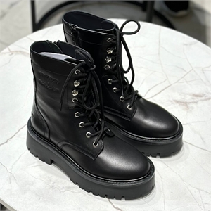 {{productViewItem.photos[photoViewList.activeNavIndex].Alt || productViewItem.photos[photoViewList.activeNavIndex].Description || 'Ботинки CHANEL'}}