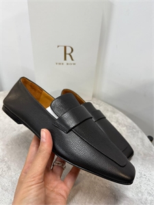 {{productViewItem.photos[photoViewList.activeNavIndex].Alt || productViewItem.photos[photoViewList.activeNavIndex].Description || 'Лоферы THE ROW'}}