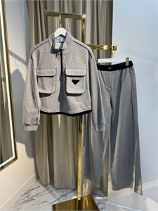 {{productViewItem.photos[photoViewList.activeNavIndex].Alt || productViewItem.photos[photoViewList.activeNavIndex].Description || 'Костюм PRADA'}}