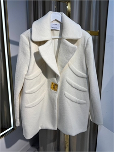 {{productViewItem.photos[photoViewList.activeNavIndex].Alt || productViewItem.photos[photoViewList.activeNavIndex].Description || 'Пальто Schiaparelli'}}