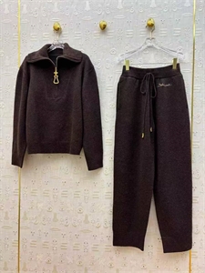 {{productViewItem.photos[photoViewList.activeNavIndex].Alt || productViewItem.photos[photoViewList.activeNavIndex].Description || 'Костюм Schiaparelli'}}