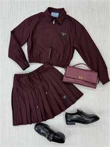 {{productViewItem.photos[photoViewList.activeNavIndex].Alt || productViewItem.photos[photoViewList.activeNavIndex].Description || 'Костюм PRADA'}}