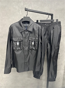 {{productViewItem.photos[photoViewList.activeNavIndex].Alt || productViewItem.photos[photoViewList.activeNavIndex].Description || 'Костюм PRADA'}}