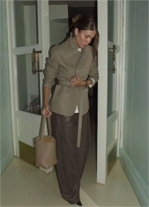 {{productViewItem.photos[photoViewList.activeNavIndex].Alt || productViewItem.photos[photoViewList.activeNavIndex].Description || 'Куртка HERMES'}}