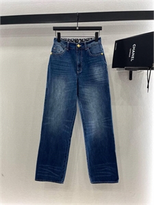 {{productViewItem.photos[photoViewList.activeNavIndex].Alt || productViewItem.photos[photoViewList.activeNavIndex].Description || 'Джинсы CHANEL'}}