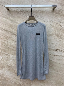 {{productViewItem.photos[photoViewList.activeNavIndex].Alt || productViewItem.photos[photoViewList.activeNavIndex].Description || 'Лонгслив MIU MIU'}}