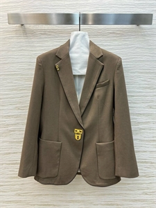 {{productViewItem.photos[photoViewList.activeNavIndex].Alt || productViewItem.photos[photoViewList.activeNavIndex].Description || 'Пиджак Schiaparelli'}}