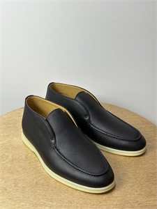 {{productViewItem.photos[photoViewList.activeNavIndex].Alt || productViewItem.photos[photoViewList.activeNavIndex].Description || 'Лоферы LP'}}