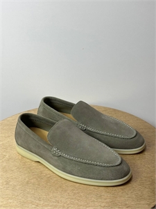 {{productViewItem.photos[photoViewList.activeNavIndex].Alt || productViewItem.photos[photoViewList.activeNavIndex].Description || 'Лоферы LP'}}
