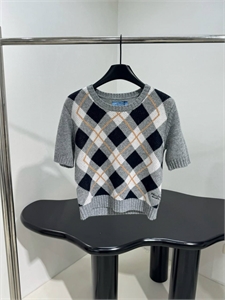 {{productViewItem.photos[photoViewList.activeNavIndex].Alt || productViewItem.photos[photoViewList.activeNavIndex].Description || 'Кофта PRADA'}}