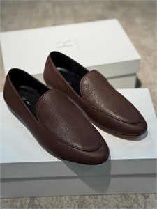 {{productViewItem.photos[photoViewList.activeNavIndex].Alt || productViewItem.photos[photoViewList.activeNavIndex].Description || 'Лоферы THE ROW'}}
