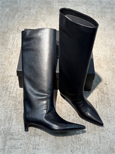 {{productViewItem.photos[photoViewList.activeNavIndex].Alt || productViewItem.photos[photoViewList.activeNavIndex].Description || 'Сапоги JIL SANDER'}}