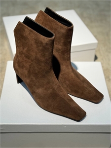 {{productViewItem.photos[photoViewList.activeNavIndex].Alt || productViewItem.photos[photoViewList.activeNavIndex].Description || 'Ботильоны KHAITE'}}