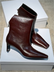 {{productViewItem.photos[photoViewList.activeNavIndex].Alt || productViewItem.photos[photoViewList.activeNavIndex].Description || 'Ботильоны KHAITE'}}