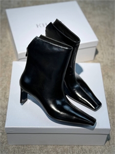 {{productViewItem.photos[photoViewList.activeNavIndex].Alt || productViewItem.photos[photoViewList.activeNavIndex].Description || 'Ботильоны KHAITE'}}