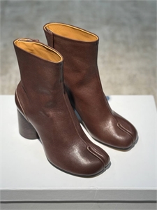 {{productViewItem.photos[photoViewList.activeNavIndex].Alt || productViewItem.photos[photoViewList.activeNavIndex].Description || 'Ботильоны MAISON MARGIELA'}}