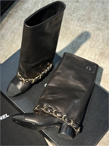 {{productViewItem.photos[photoViewList.activeNavIndex].Alt || productViewItem.photos[photoViewList.activeNavIndex].Description || 'Сапоги CHANEL'}}