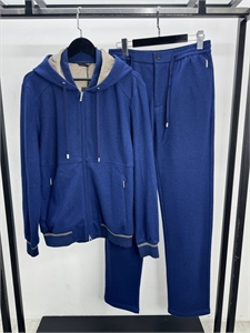 {{productViewItem.photos[photoViewList.activeNavIndex].Alt || productViewItem.photos[photoViewList.activeNavIndex].Description || 'Спортивный костюм SR из кашемира'}}