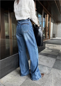 {{productViewItem.photos[photoViewList.activeNavIndex].Alt || productViewItem.photos[photoViewList.activeNavIndex].Description || 'Джинсы LORO PIANA'}}