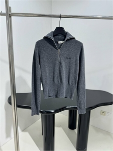 {{productViewItem.photos[photoViewList.activeNavIndex].Alt || productViewItem.photos[photoViewList.activeNavIndex].Description || 'Поло MIU MIU'}}