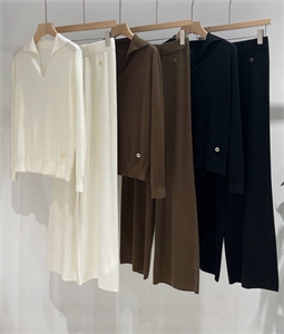 {{productViewItem.photos[photoViewList.activeNavIndex].Alt || productViewItem.photos[photoViewList.activeNavIndex].Description || 'Костюм LORO PIANA'}}