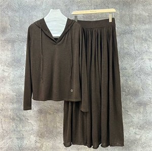 {{productViewItem.photos[photoViewList.activeNavIndex].Alt || productViewItem.photos[photoViewList.activeNavIndex].Description || 'Костюм LORO PIANA'}}