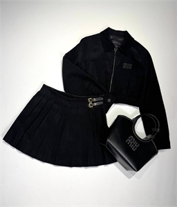 {{productViewItem.photos[photoViewList.activeNavIndex].Alt || productViewItem.photos[photoViewList.activeNavIndex].Description || 'Костюм MIU MIU'}}