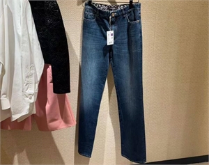 {{productViewItem.photos[photoViewList.activeNavIndex].Alt || productViewItem.photos[photoViewList.activeNavIndex].Description || 'Джинсы CHANEL'}}