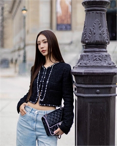 {{productViewItem.photos[photoViewList.activeNavIndex].Alt || productViewItem.photos[photoViewList.activeNavIndex].Description || 'Жакет CHANEL'}}