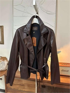 {{productViewItem.photos[photoViewList.activeNavIndex].Alt || productViewItem.photos[photoViewList.activeNavIndex].Description || 'Куртка LORO PIANA'}}