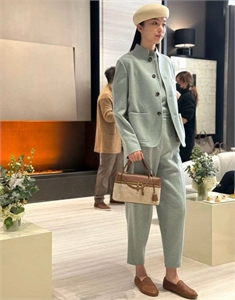 {{productViewItem.photos[photoViewList.activeNavIndex].Alt || productViewItem.photos[photoViewList.activeNavIndex].Description || 'Костюм LORO PIANA'}}