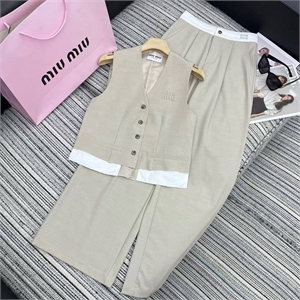 {{productViewItem.photos[photoViewList.activeNavIndex].Alt || productViewItem.photos[photoViewList.activeNavIndex].Description || 'Костюм MIU MIU'}}