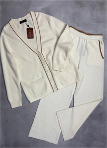 {{productViewItem.photos[photoViewList.activeNavIndex].Alt || productViewItem.photos[photoViewList.activeNavIndex].Description || 'Костюм LORO PIANA'}}