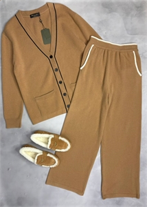 {{productViewItem.photos[photoViewList.activeNavIndex].Alt || productViewItem.photos[photoViewList.activeNavIndex].Description || 'Костюм LORO PIANA'}}