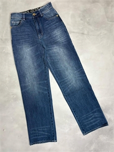 {{productViewItem.photos[photoViewList.activeNavIndex].Alt || productViewItem.photos[photoViewList.activeNavIndex].Description || 'Джинсы CHANEL'}}