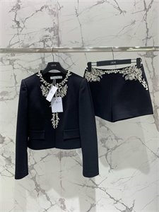 {{productViewItem.photos[photoViewList.activeNavIndex].Alt || productViewItem.photos[photoViewList.activeNavIndex].Description || 'Костюм DIOR'}}