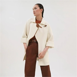 {{productViewItem.photos[photoViewList.activeNavIndex].Alt || productViewItem.photos[photoViewList.activeNavIndex].Description || 'Пальто HERMES'}}