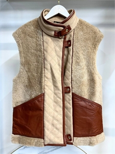 {{productViewItem.photos[photoViewList.activeNavIndex].Alt || productViewItem.photos[photoViewList.activeNavIndex].Description || 'Жилет LORO PIANA'}}