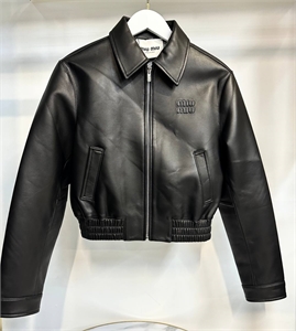 {{productViewItem.photos[photoViewList.activeNavIndex].Alt || productViewItem.photos[photoViewList.activeNavIndex].Description || 'Бомбер MIU MIU'}}