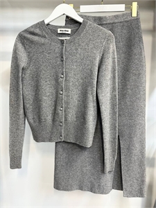 {{productViewItem.photos[photoViewList.activeNavIndex].Alt || productViewItem.photos[photoViewList.activeNavIndex].Description || 'Костюм MIU MIU'}}