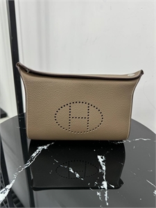 {{productViewItem.photos[photoViewList.activeNavIndex].Alt || productViewItem.photos[photoViewList.activeNavIndex].Description || 'Сумка HERMES'}}