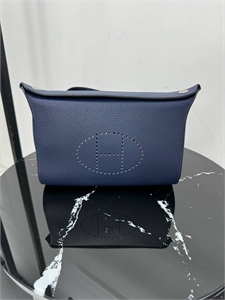 {{productViewItem.photos[photoViewList.activeNavIndex].Alt || productViewItem.photos[photoViewList.activeNavIndex].Description || 'Сумка HERMES'}}