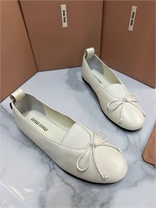 {{productViewItem.photos[photoViewList.activeNavIndex].Alt || productViewItem.photos[photoViewList.activeNavIndex].Description || 'Балетки MIU MIU'}}