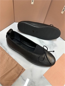 {{productViewItem.photos[photoViewList.activeNavIndex].Alt || productViewItem.photos[photoViewList.activeNavIndex].Description || 'Балетки MIU MIU'}}