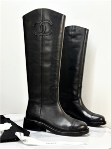 {{productViewItem.photos[photoViewList.activeNavIndex].Alt || productViewItem.photos[photoViewList.activeNavIndex].Description || 'Сапоги CHANEL'}}