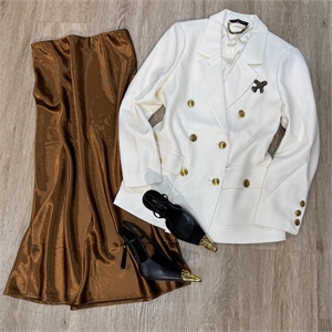 {{productViewItem.photos[photoViewList.activeNavIndex].Alt || productViewItem.photos[photoViewList.activeNavIndex].Description || 'Пиджак LOUIS VUITTON'}}