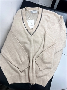 {{productViewItem.photos[photoViewList.activeNavIndex].Alt || productViewItem.photos[photoViewList.activeNavIndex].Description || 'Свитер BRUNELLO CUCINELLI'}}