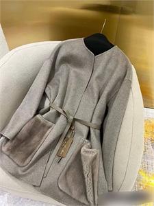 {{productViewItem.photos[photoViewList.activeNavIndex].Alt || productViewItem.photos[photoViewList.activeNavIndex].Description || 'Пальто LORO PIANA'}}